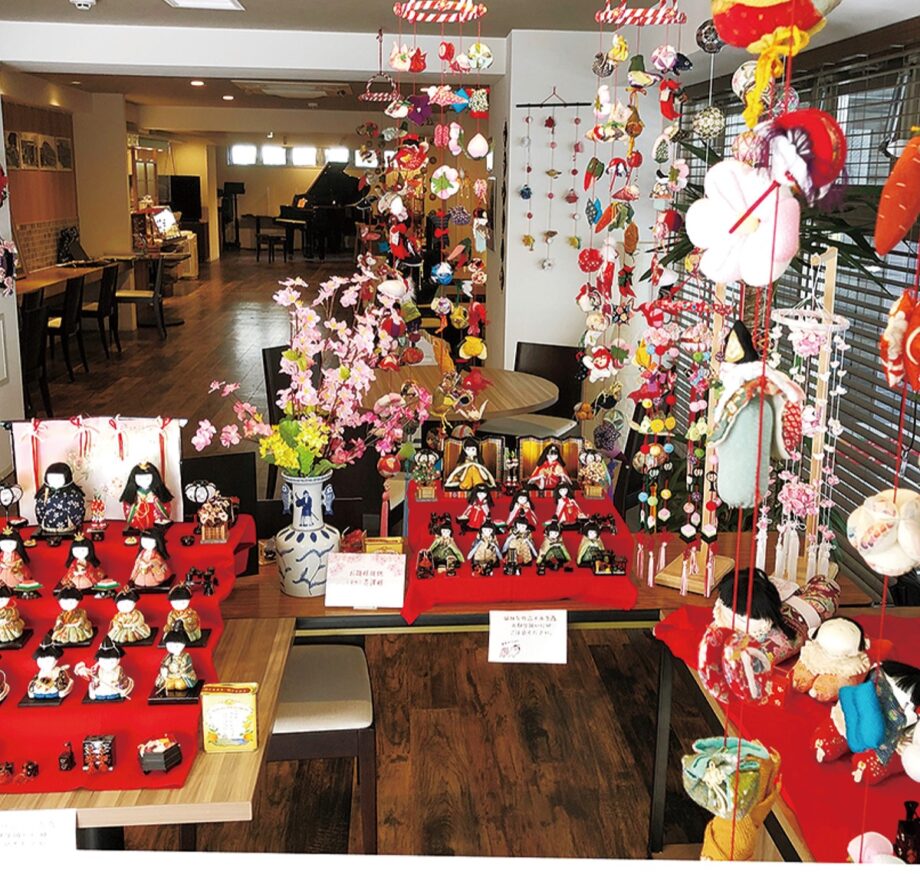 街角におひなさま！小田原のピアノカフェ伊勢治で手作りのひな人形を展示！