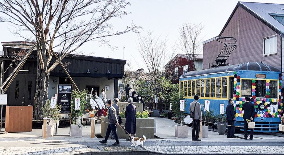 小田原市南町に新たな観光拠点『箱根口ガレージ 報徳広場』オープン！里帰りの路面電車も展示！