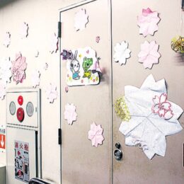 ＜川崎市中原区役所＞来庁者を桜モチーフの装飾で歓迎！ 区内アーティスト協力のもと親しみやすい雰囲気に