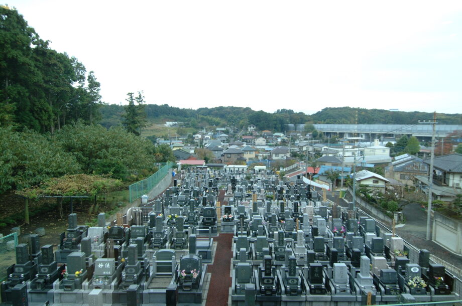 アクセス良く、自然豊かな「綾瀬中央霊園」の永代供養墓「博愛の絆」19万円～が人気のワケ。