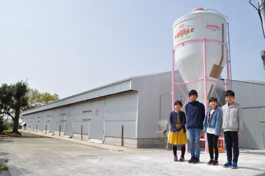 “ぷりっぷり“卵ができる秘密とは？ちびっ子記者が横須賀の「岩沢ポートリー」新養鶏場へ潜入！