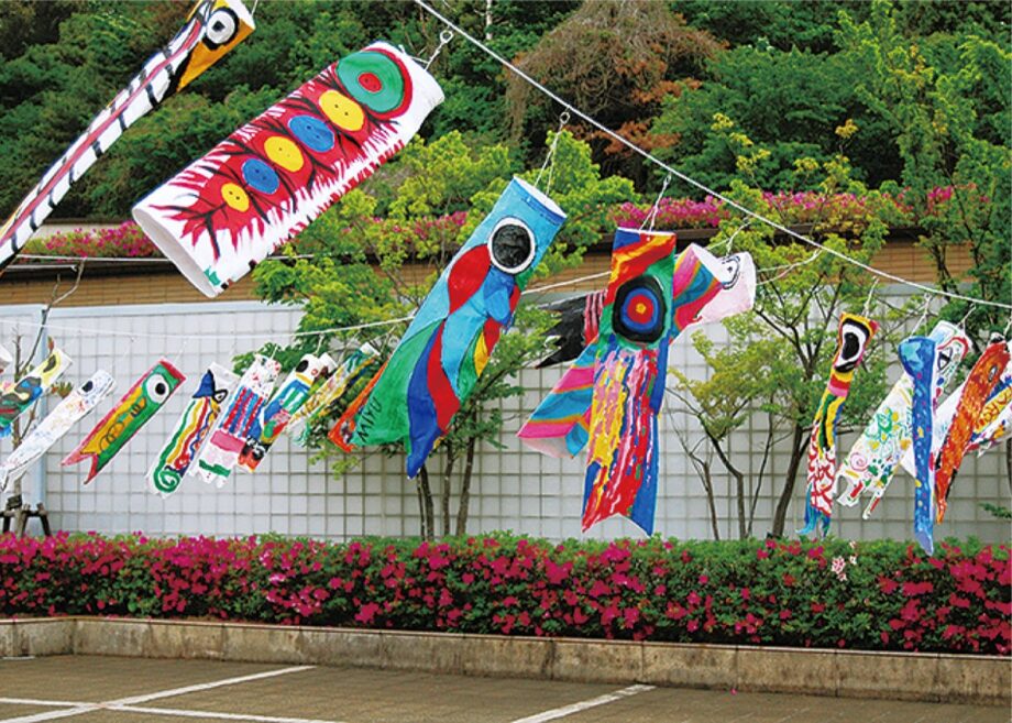 2021年・悠々と空を舞う「TARO鯉」母の塔前の広場でこいのぼりを展示＠川崎市岡本太郎美術館