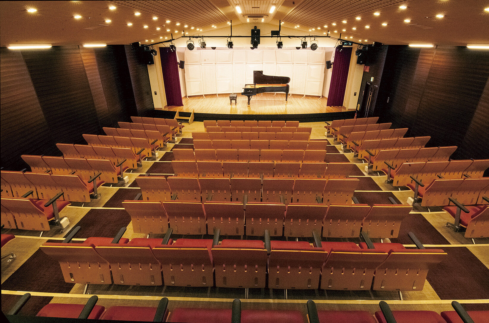 記者レポート 秦野 東海大学前駅すぐ 話題の 音楽 エンタメ拠点 タウンニュースホール に行ってみた 併設レストランも探訪 神奈川 東京多摩のご近所情報 レアリア