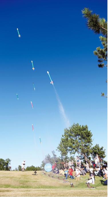 自作の水ロケット、青空へ高く！GDO茅ヶ崎ゴルフリンクスで子ども向け夏休み企画