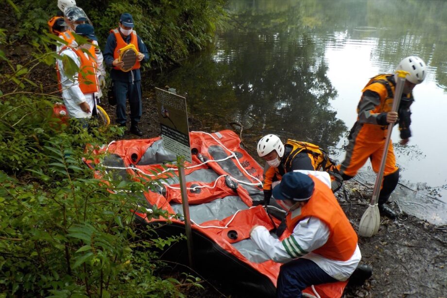 秦野警察署が初の水難救助訓練 　行楽シーズン前に震生湖で実施