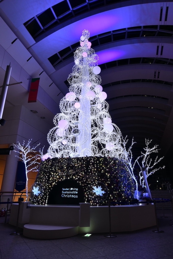 クイーンズスクエア横浜に「人に・地球にやさしいクリスマス」ツリーがお目見え　ツリーショータイムでは「未来のクリスマス」