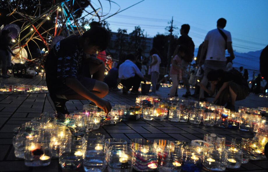 ピースキャンドルナイト 12月25日【秦野市文化会館】市民の手作りキャンドルに、被爆地・広島から持ち帰った「平和の灯」を灯す