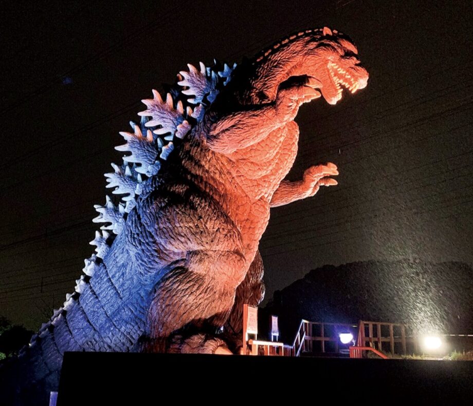 闇夜に浮かぶ”ゴジラのイルミ”横須賀市「くりはま花の国」で恒例ウインターイルミネーション