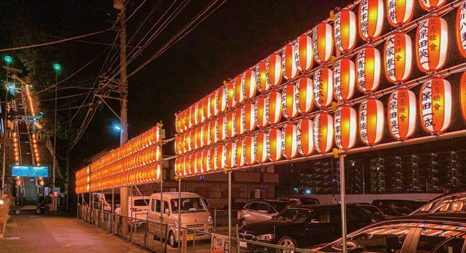 横浜市栄区の青木神社で、奉納提灯＜1月15日まで＞1月16日にはどんど焼き