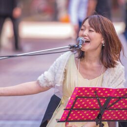 難病抱える歌い手小澤綾子さん「障害を持って働く」をテーマに講演＠サンピアンかわさき