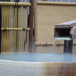 天下の名湯を我が家に。箱根芦之湯「きのくにや」の中性硫黄泉を持ち帰り、自宅で癒しの温泉を堪能！