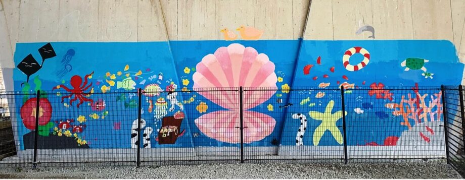 茅ヶ崎市立中島中学校・美術部生徒たちが描いた「茅ヶ崎の海」巨大壁画完成