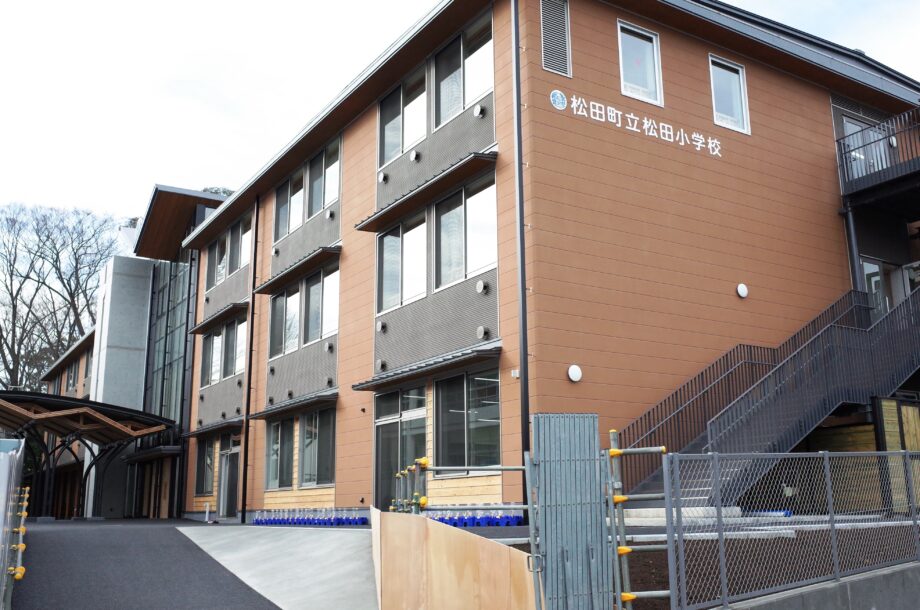 ＜取材レポ＞これが公立！？ついに松田小学校（神奈川）が完成、とっても明るい校舎は「木の仕掛け」であふれていました！