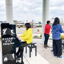 横須賀市のヴェルニー公園に「全国初常設型野外ピアノ」軍港風景にピアノの調べ　