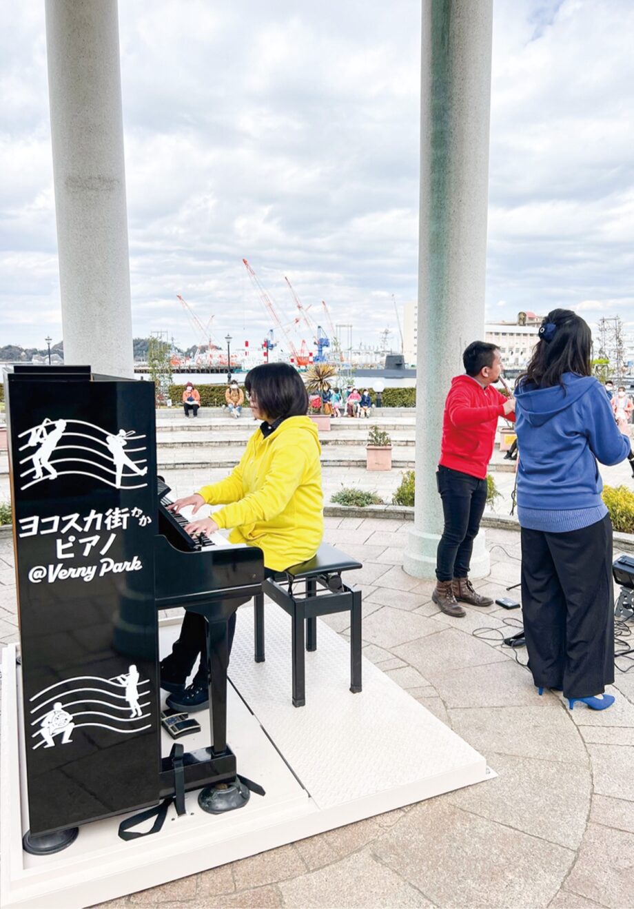 横須賀市のヴェルニー公園に「全国初常設型野外ピアノ」軍港風景にピアノの調べ　