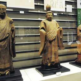 神奈川県指定重要文化財に指定された「高来神社神像」３躯を展示＠大磯町郷土資料館