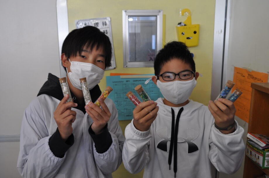 ｢茅ヶ崎とホノルルの絆知って｣。 梅田小学校の５年生が市役所でパネル展示。手作りのお守りも無料で配布中
