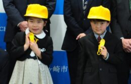 ｢安全に登校してね｣ 。茅ヶ崎市内外の企業や団体が新１年生に、黄色い帽子やワッペンなどを寄贈
