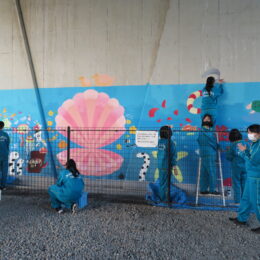 茅ヶ崎市立中島中学校・美術部が「茅ヶ崎の海」描く。柳島の湘南わんクラブ湘南ドッグパーク橋梁に