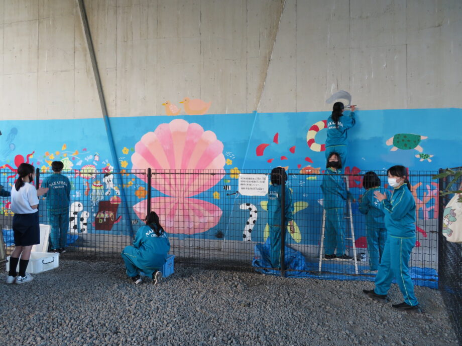 茅ヶ崎市立中島中学校・美術部が「茅ヶ崎の海」描く。柳島の湘南わんクラブ湘南ドッグパーク橋梁に