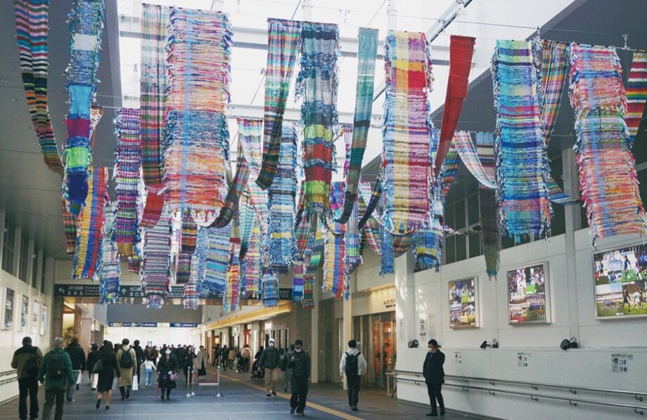 ＪR川崎駅北口の通路がＳＤＧｓを体現した「さをり織り」で華やぐ【4月24日まで】