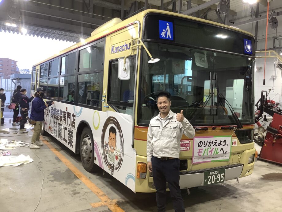 走る広告 ラッピングバス ってどうやって作っているの 茅ヶ崎市高田の神奈中バス営業所の舞台裏を潜入取材しました 神奈川 東京多摩のご近所情報 レアリア