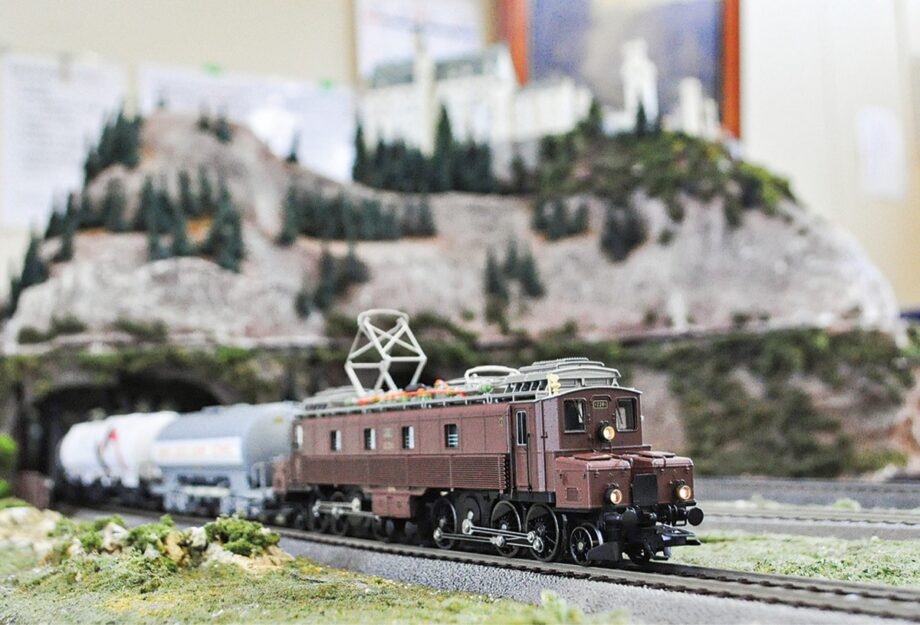 川崎市多摩区の三田こども文化センターで「ヨーロッパ鉄道の旅」ジオラマ展示や鉄道模型走行など