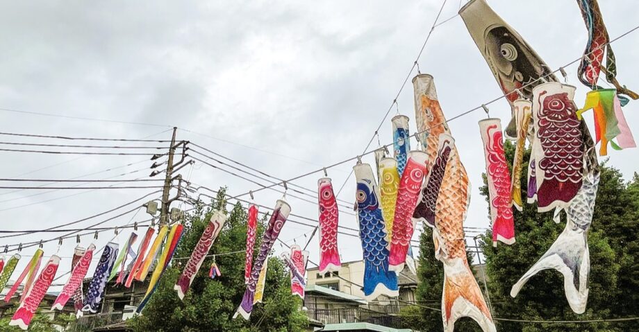 川崎市宮前区の八幡坂で52匹の鯉のぼりが泳ぐ【2022年5月末まで】近隣との交流のきっかけにも