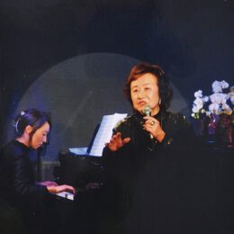 川崎市高津区在住の歌手、紫村千惠子さんによる「ラヴィアンシャンソン第５回発表会」募金活動も