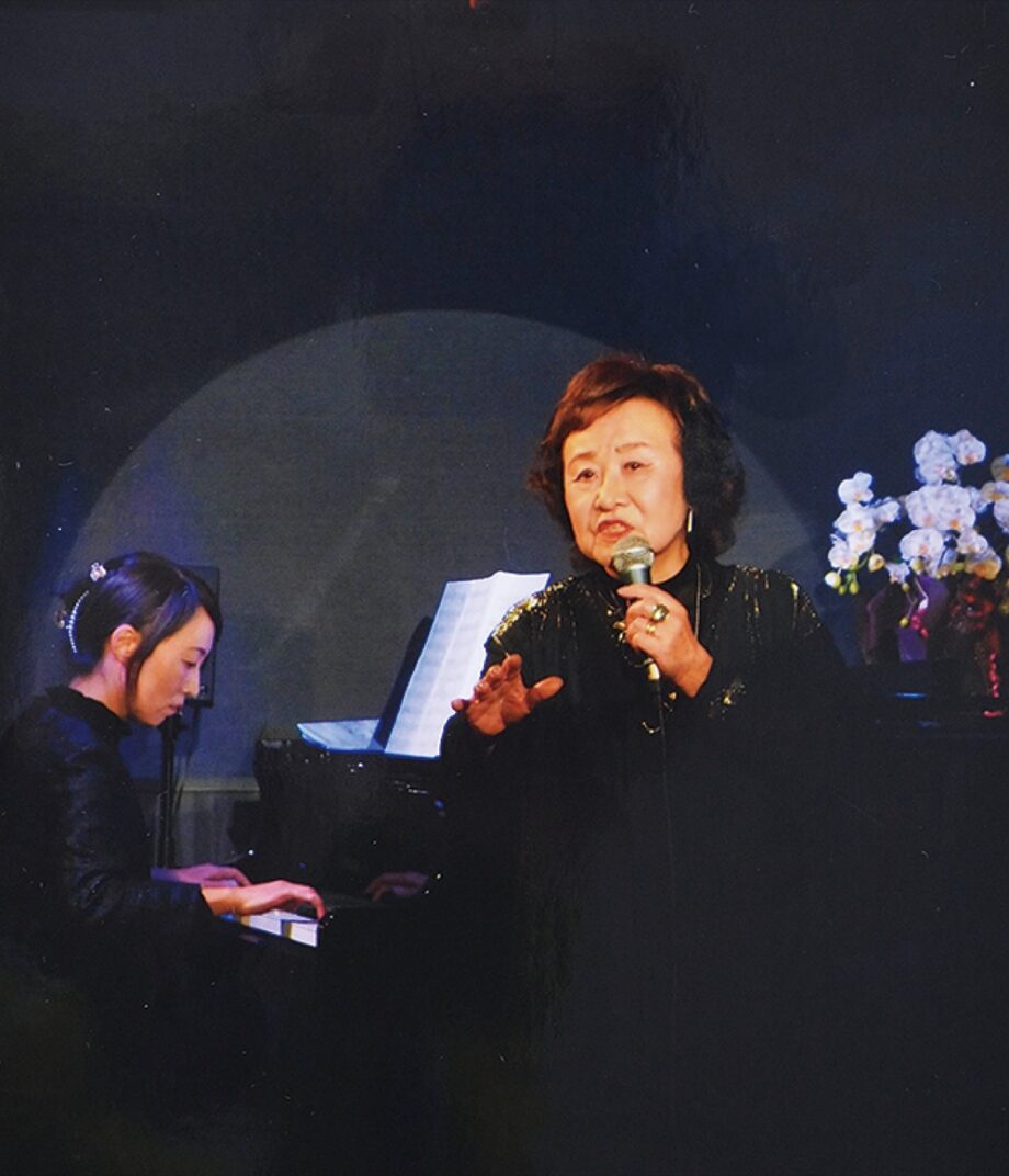 川崎市高津区在住の歌手、紫村千惠子さんによる「ラヴィアンシャンソン第５回発表会」募金活動も