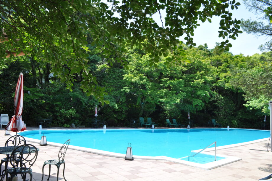 国登録有形文化財の庭園で泳ぐ、箱根湯本の源泉掛け流し温泉露天プール＠吉池旅館