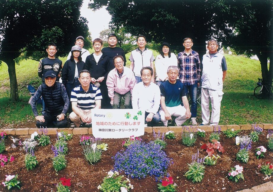 横浜市神奈川区の岸根公園に花で彩りを！神奈川東ロータリークラブが約１２０株を植栽