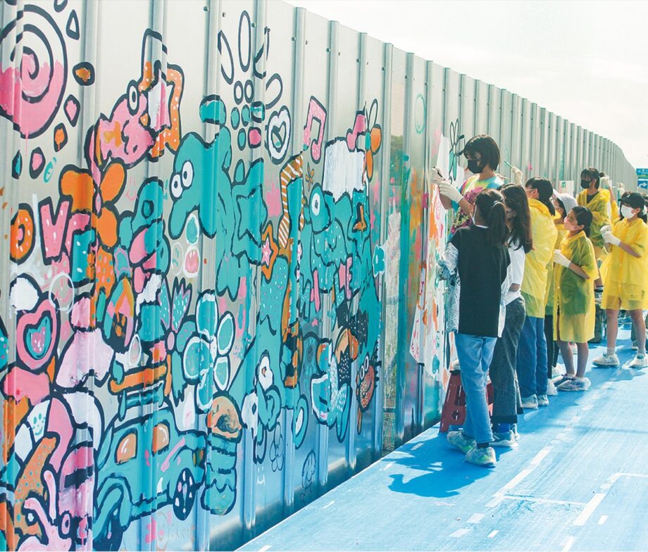 【取材レポ】茅ヶ崎市柳島「道の駅」への思いを描く。アーティストと小学生がコラボ