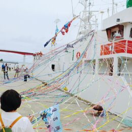 「でっけぇマグロ釣ってこーい」新造船9年ぶりの出航で三崎漁港賑わう　11か月後に帰国予定