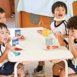 六角橋商店街 おやつで育む地域愛 特別レシピを園児に提供