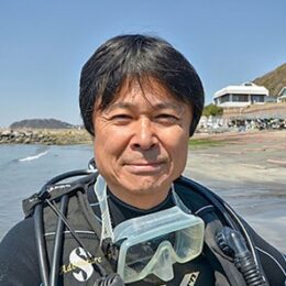 プロダイバーで環境保護活動家・武本さんが「海から考える環境と平和」を逗子文化プラザホールで講演
