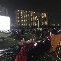 家族みんなで芝生広場でごろごろしながら映画が見られる「Green Carpet Theater」＠川崎競馬場