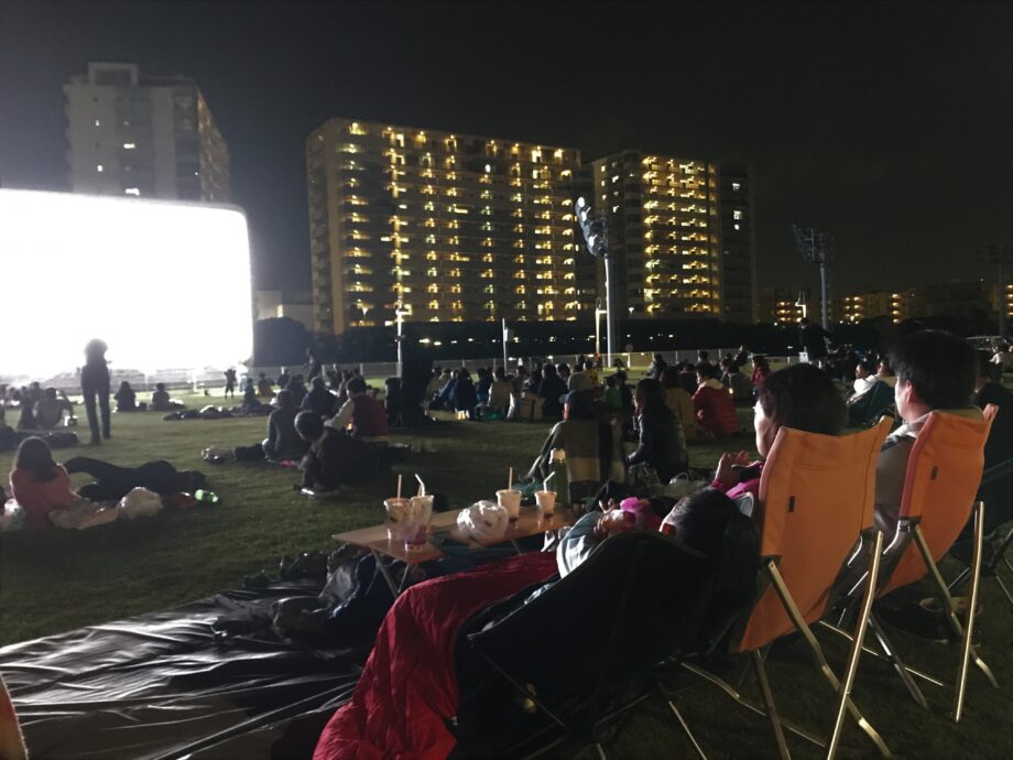 家族みんなで芝生広場でごろごろしながら映画が見られる「Green Carpet Theater」＠川崎競馬場