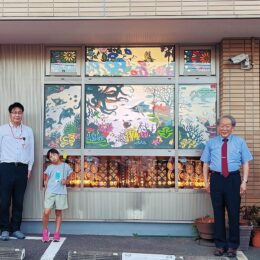 【横浜大棚郵便局】｢地域に元気と癒しを｣ 窓にシャドウアートや竹細工のランプ