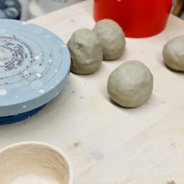 横須賀市田浦町の「アーティスト村ＨＩＲＡＫＵ」で穴窯陶器づくり講座　12/11は窯出し見学体験も