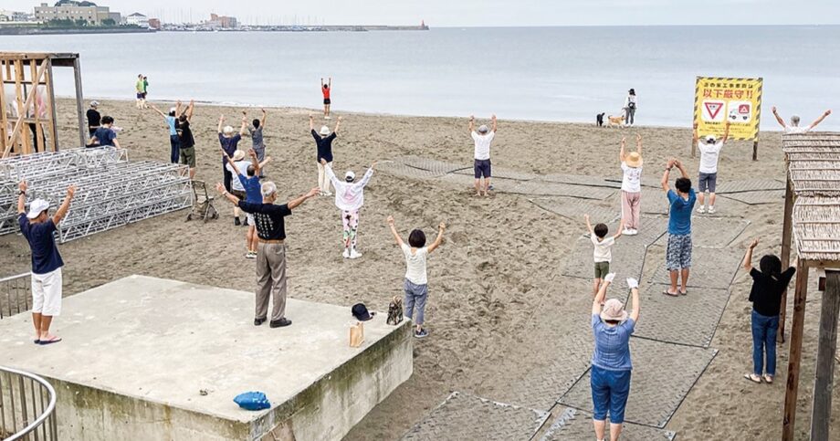 逗子海岸で広がる健康の輪「毎朝実施ラジオ体操」さっと集まり、さっと解散