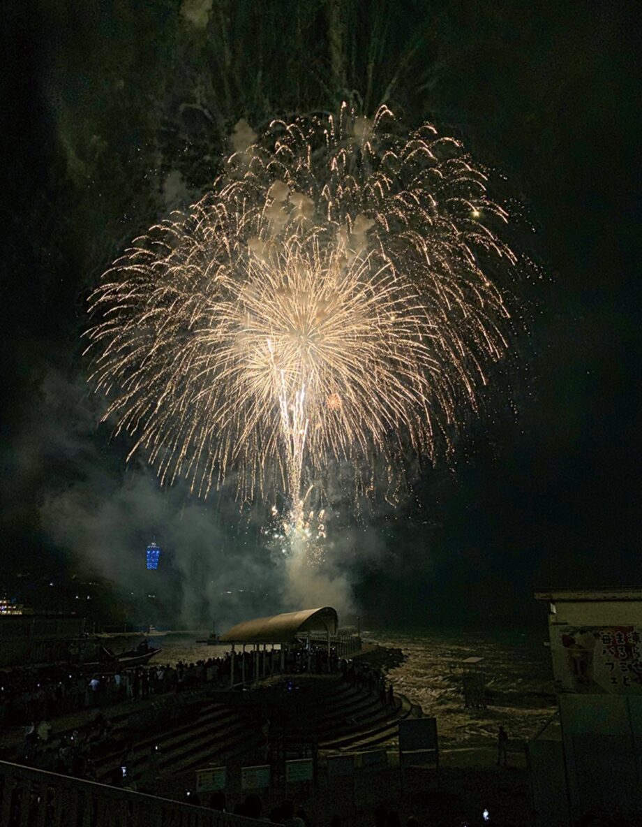 2022年の「江の島花火大会 」11月14日（月）から18日（金）まで平日5日間連続で ＜18時から3分間150発＞＠片瀬海岸西浜