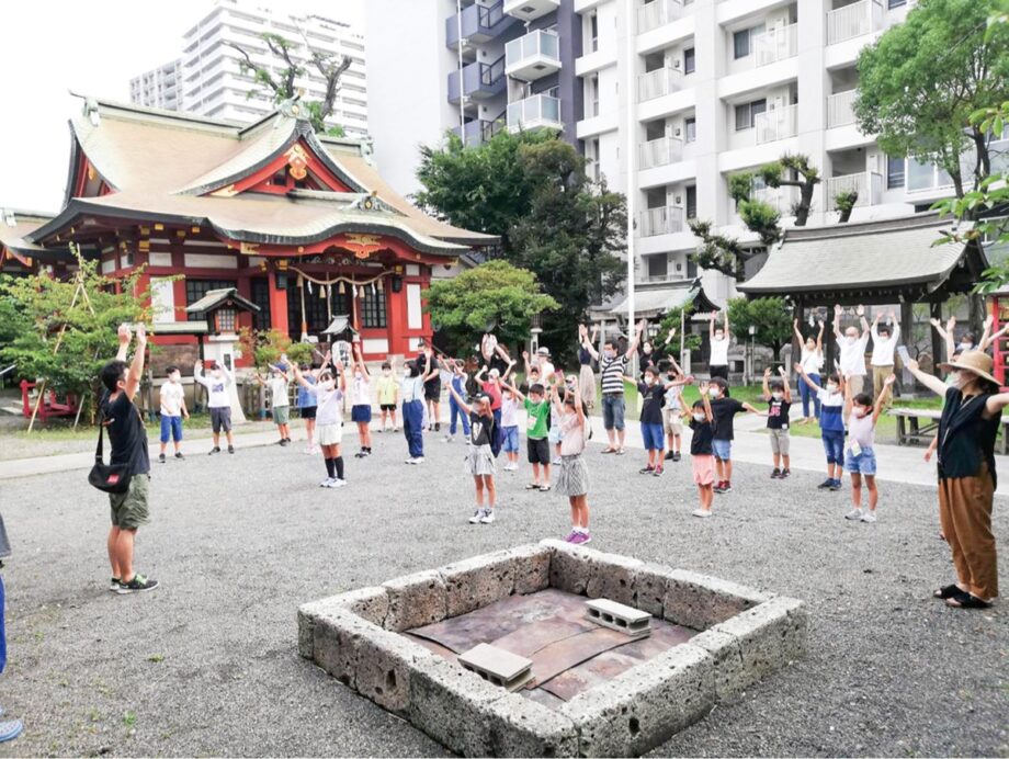 横浜市神奈川区の熊野神社 境内で早朝「ラジオ体掃」 地域の子ども40人が参加