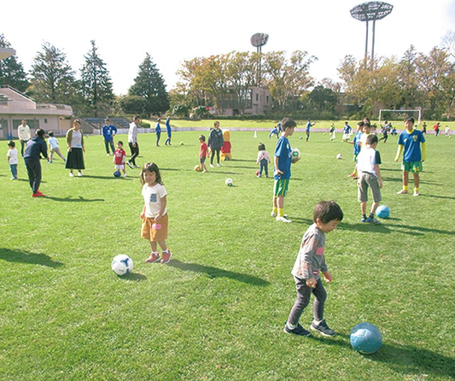天然芝でサッカー教室！年齢不問で気軽に楽しむ＠神奈川県立保土ケ谷公園