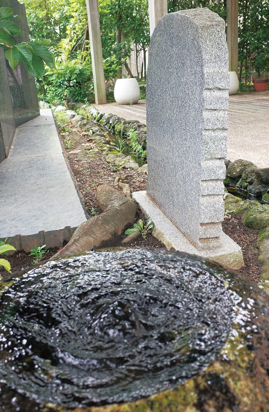 〈記者のまちあるき〉碑が伝えるものを考えた＠松田町役場入口にある湧水