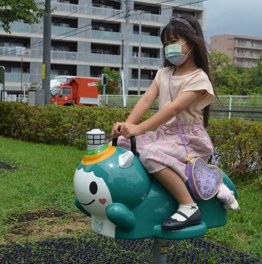 ふじキュンに乗って遊ぼう！　藤沢市役所のサンライズ広場に遊具が登場