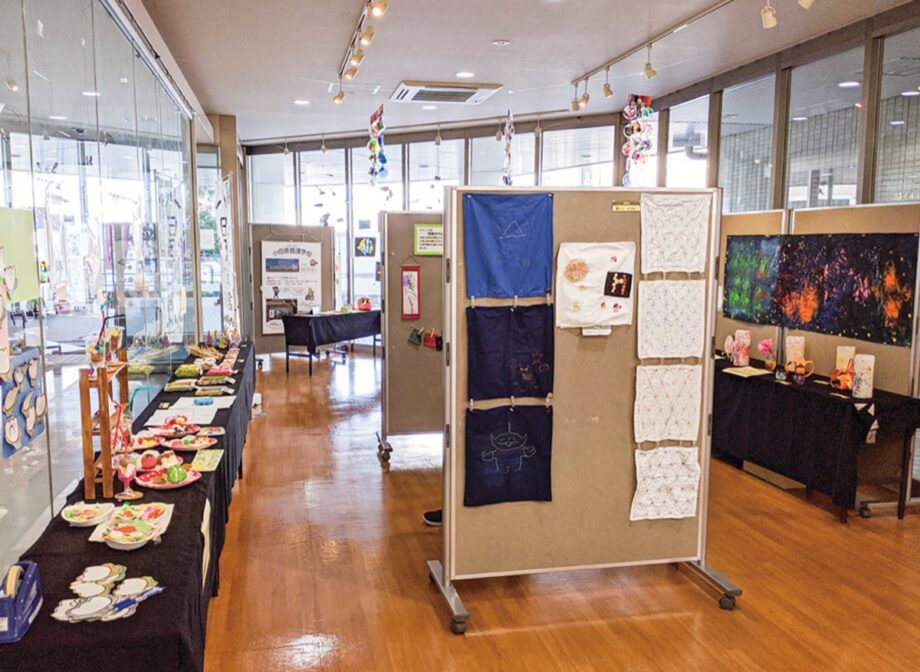 小田原養護学校に通う児童生徒の絵画や工作などを展示〈おだわら市民交流センターＵＭＥＣＯ〉