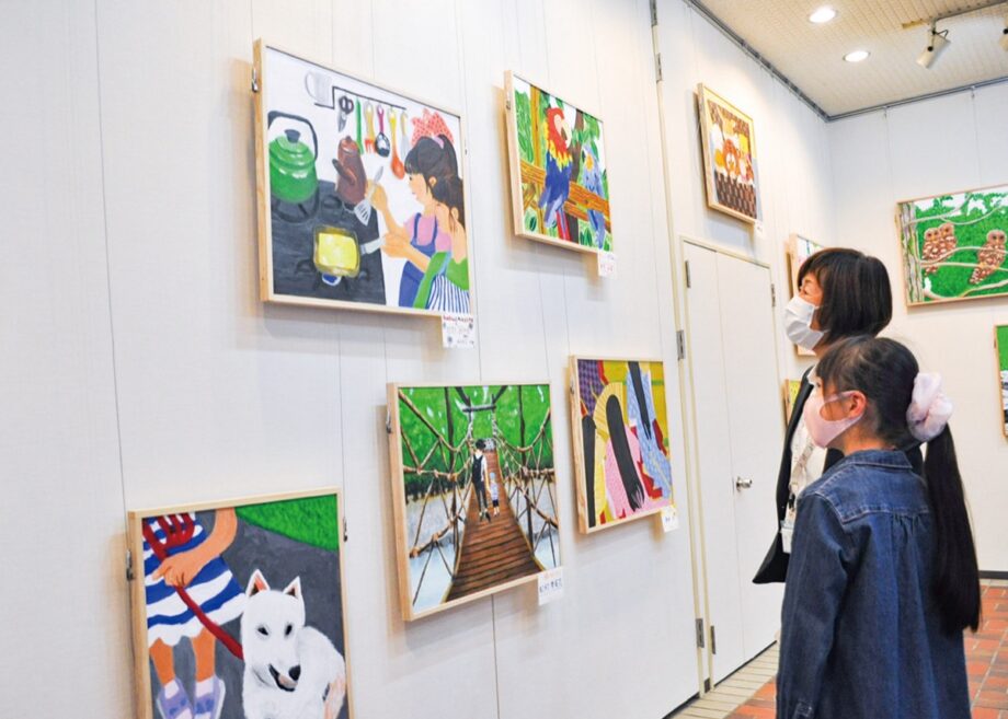 新百合ヶ丘駅前で「子どもの油絵野外展」 作品約60点で華やかに開催＜川崎区麻生区＞