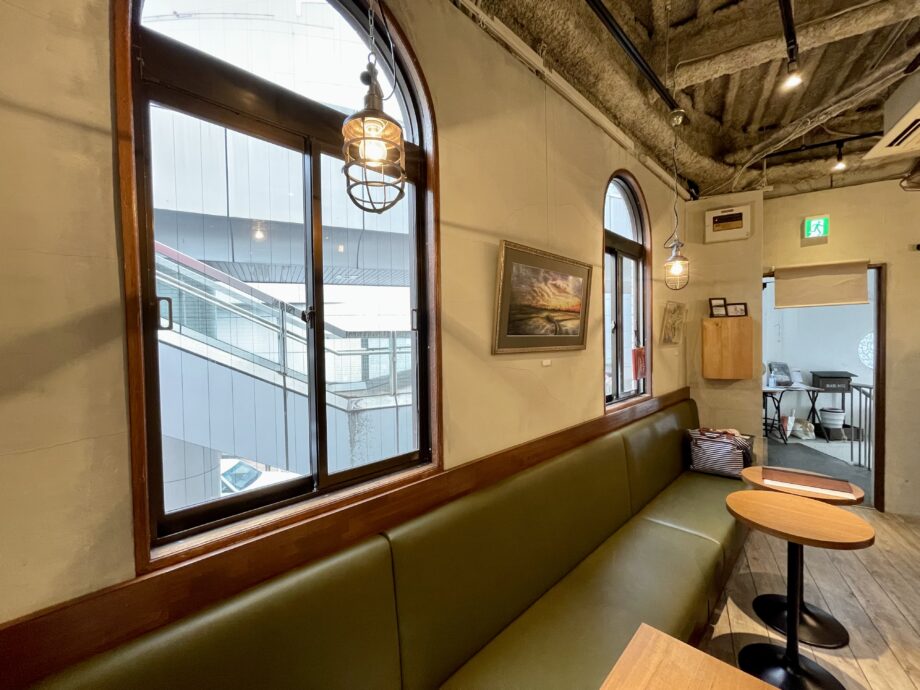 dining bar hinaからは茅ヶ崎駅北口のペデストリアンデッキから続く階段が見える