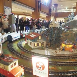 〈ヒルトン小田原リゾート＆スパ〉巨大ジオラマのまちを電車が走る「クリスマストレイン」運行中！